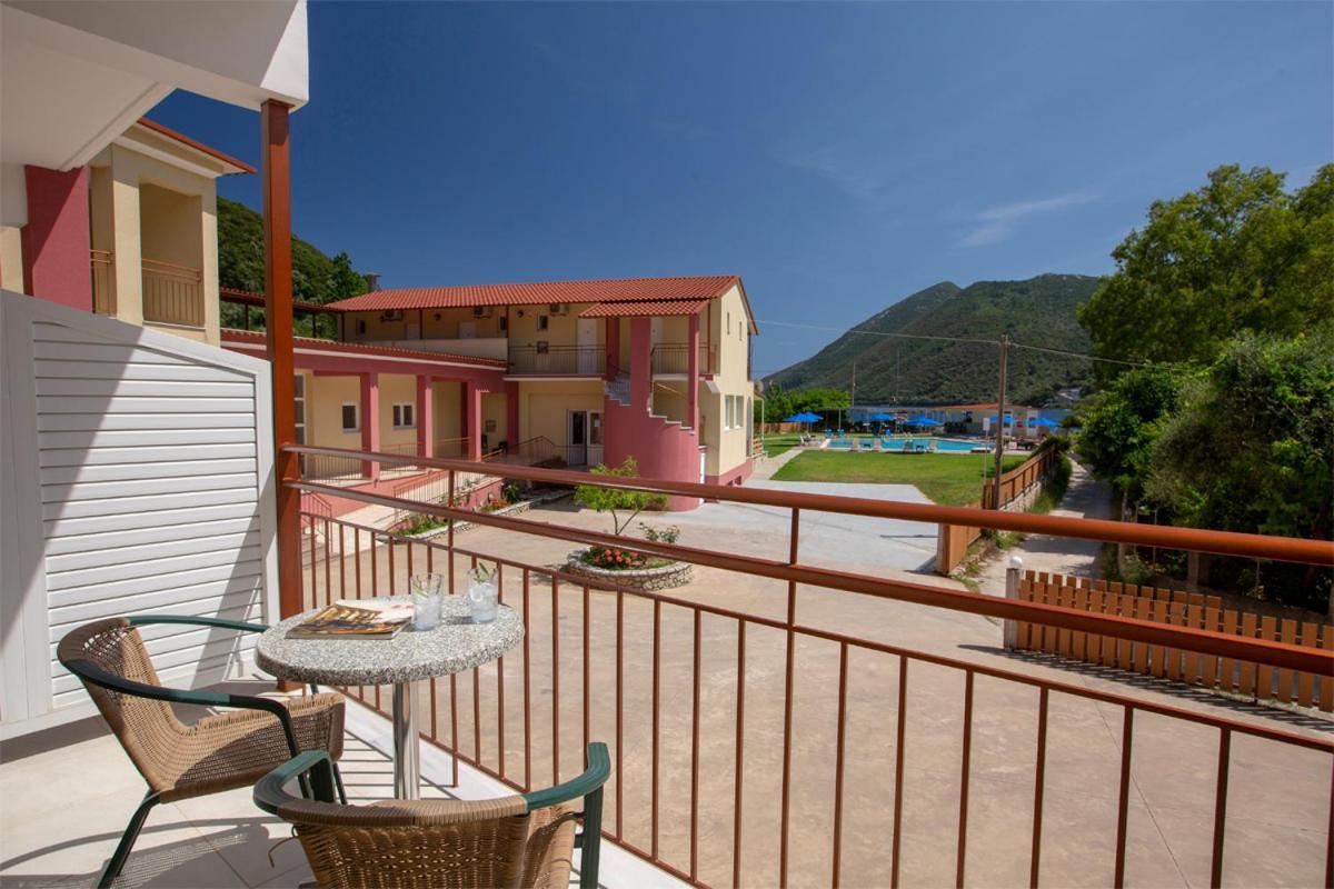 Menes Hotel Geni  Экстерьер фото