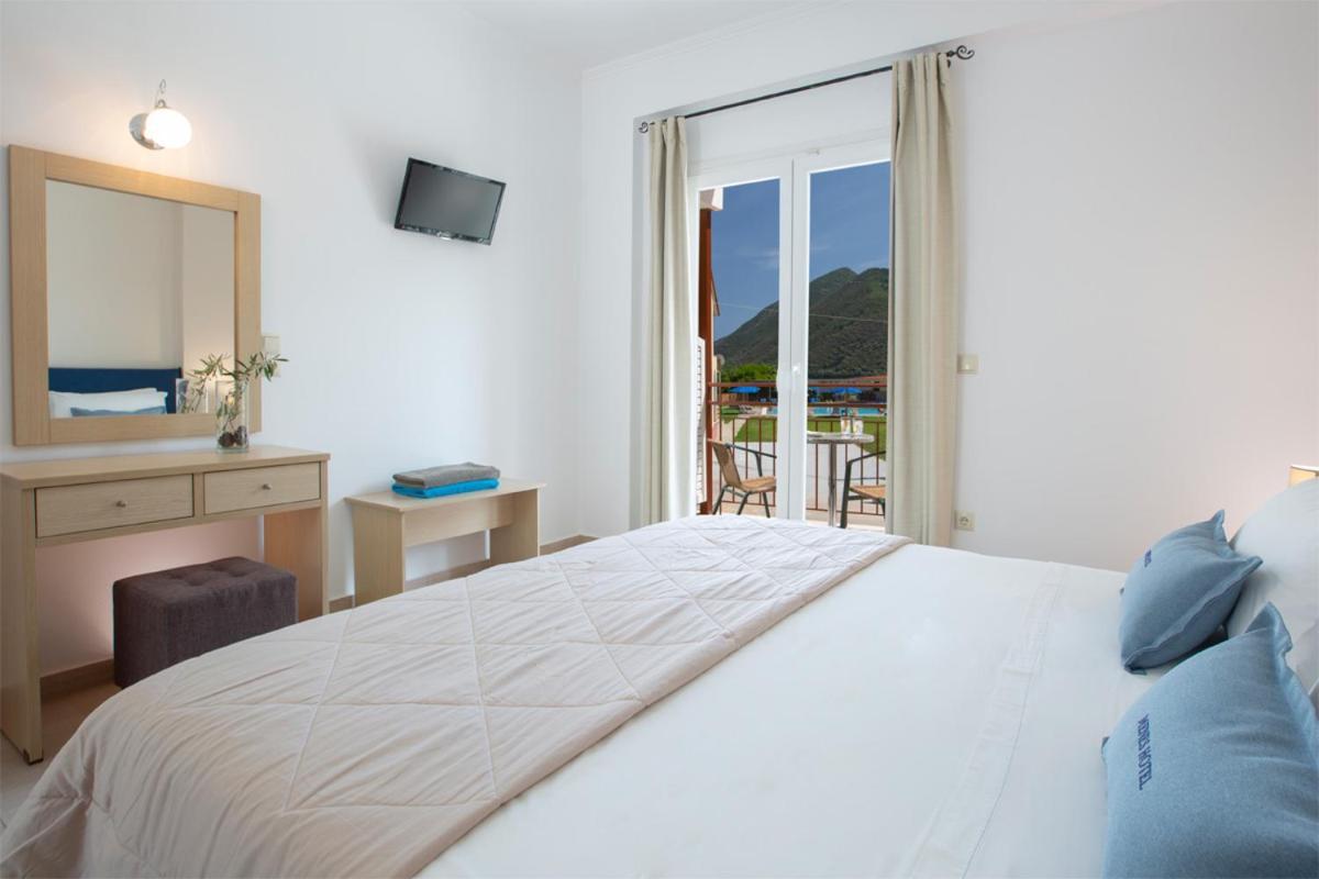 Menes Hotel Geni  Экстерьер фото